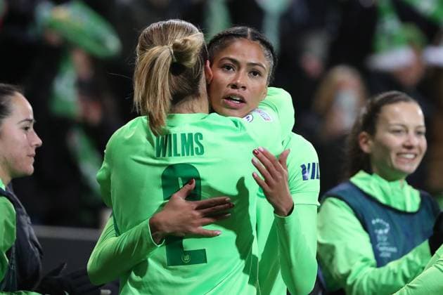 VfL vs AS Roma, CL Women Wolfsburg, 11 12 2024, FOOTBALL VfL Wolfsburg vs AS Roma, group round Champions League Women, 2024 season 25 Sveindis Jonsdottir VfL Wolfsburg cheers with the team after her goal to make it 3 1 Wolfsburg
