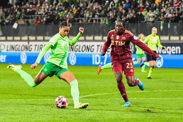 Soccer I Women I Season 2024 2025 I Champions League I VfL Wolfsburg AS Roma I 11 12 2024 Goal Sveindis Jane Jonsdottir 23, VfL Wolfsburg , Hawa Cissoko 23, AS Roma cant prevent the goal Wolfsburg AOK Stadion Niedersachsen Germany Copyright: xLobeca InesxHähnelx
