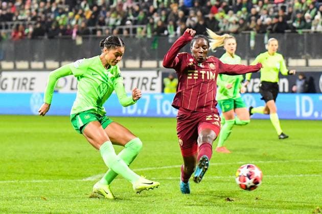 Soccer I Women I 2024 2025 season I Champions League I VfL Wolfsburg AS Roma I 11 12 2024 duel between Sveindis Jane Jonsdottir 23, VfL Wolfsburg and Hawa Cissoko 23, AS Roma , Jonsdottier scores the goal to make it 3 1 Wolfsburg AOK Stadion Niedersachsen Germany Copyright: xLobeca InesxHähnelx