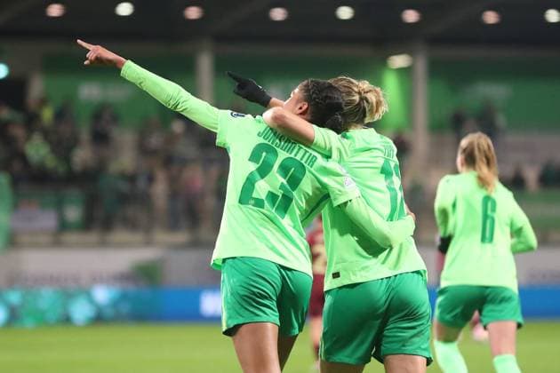 VfL vs AS Roma, CL Women Wolfsburg, 11 12 2024, FOOTBALL VfL Wolfsburg vs AS Roma, group round Champions League Women, season 2024 25 Sveindis Jonsdottir VfL Wolfsburg cheers with the team after her goal to make it 4 1 Wolfsburg
