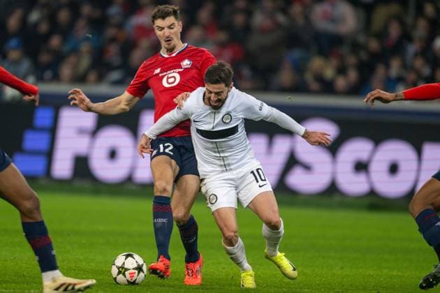 SOCCER - UEFA CL, Lille vs Sturm LILLE,FRANCE,11.DEC.24 - SOCCER - UEFA Champions League, OSC Lille vs SK Sturm Graz. Image shows Thomas Meunier (Lille) and Otar Kiteishvili (Sturm).  GEPAxpictures xAvnixRetkoceri