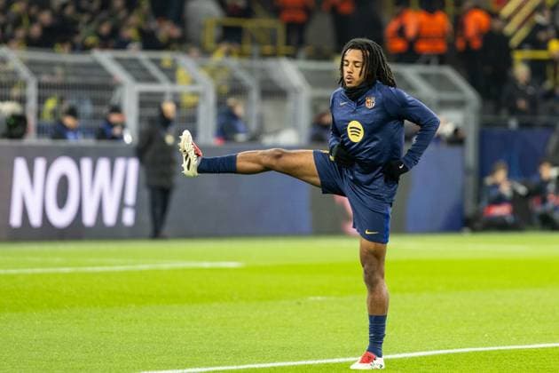 UEFA Champions League Borussia Dortmund Barcelona 11 12 2024 Jules Kounde Barcelona, 23 warming up UEFA Champions League Borussia Dortmund Barcelona Signal Iduna Park, Dortmund 11 12 2024 Copyright: xBEAUTIFULxSPORTS Buriakovx