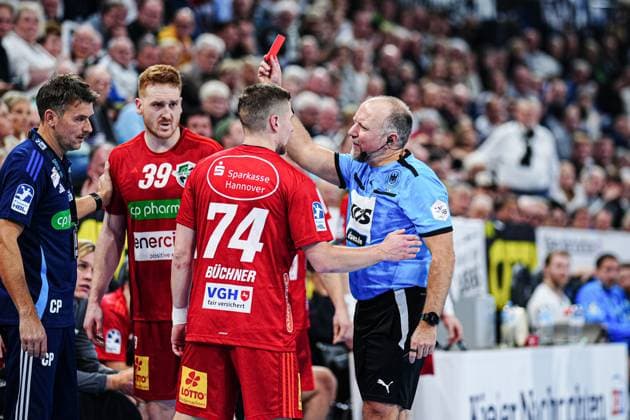 Bilder des Jahres 2024, Sport 12 Dezember Sport Themen der Woche KW50 Sport Bilder des Tages Rote Karte Platzverweis Vincent Buechner (TSV Hannover-Burgdorf, 74) GER, THW Kiel vs. TSV Hannover-Burgdorf, Handball, Bundesliga, Spieltag, 14, Saison 2024 2025, 11.12.2024 GER, THW Kiel vs. TSV Hannover-Burgdorf, Handball, Bundesliga, Spieltag, 14, Saison 2024 2025, 11.12.2024 Kiel *** Red card sending off Vincent Buechner TSV Hannover Burgdorf, 74 GER, THW Kiel vs TSV Hannover Burgdorf, Handball, Bundesliga, Matchday, 14, Season 2024 2025, 11 12 2024 GER, THW Kiel vs TSV Hannover Burgdorf, Handball, Bundesliga, Matchday, 14, Season 2024 2025, 11 12 2024 Kiel Copyright: xEibner-Pressefoto MarcelxvonxFehrnx EP_MFN