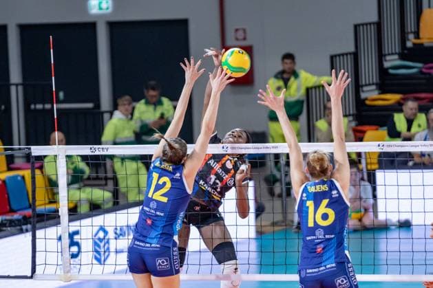 Rivers Krystal (Allianz Mtv Stuttgart) vsKara Bajema (Savino Del Bene Scandicci) during Savino del Bene Scandicci vs Allianz MTV Stuttgart, CEV Champions League Women volleyball match in Firenze , Italy, December 11 2024  Copyright: xSaraxEsposito IPAxSportx xipa-agency.netx xx IPA_52320441 IPA_Agency_IPA52320441