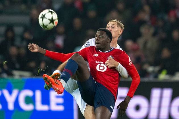 SOCCER - UEFA CL, Lille vs Sturm LILLE,FRANCE,11.DEC.24 - SOCCER - UEFA Champions League, OSC Lille vs SK Sturm Graz. Image shows Mohamed Bayo (Lille) and Niklas Geyrhofer (Sturm).  GEPAxpictures xAvnixRetkoceri