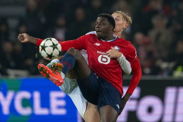 SOCCER - UEFA CL, Lille vs Sturm LILLE,FRANCE,11.DEC.24 - SOCCER - UEFA Champions League, OSC Lille vs SK Sturm Graz. Image shows Mohamed Bayo (Lille) and Niklas Geyrhofer (Sturm).  GEPAxpictures xAvnixRetkoceri