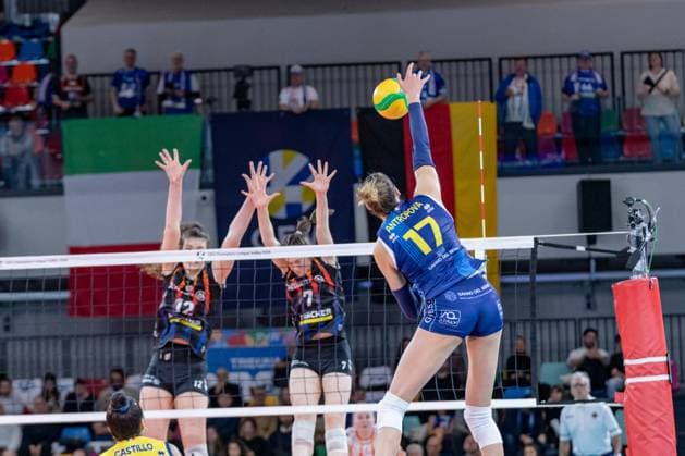 VOLLEY - Champions League Women - Savino del Bene Scandicci vs Allianz MTV Stuttgart Spike of Ekaterina Antropova (Savino Del Bene Scandicci) during Savino del Bene Scandicci vs Allianz MTV Stuttgart, CEV Champions League Women volleyball match in Firenze , Italy, December 11 2024 Firenze Italy  Copyright: xIPAxSport ABACAx