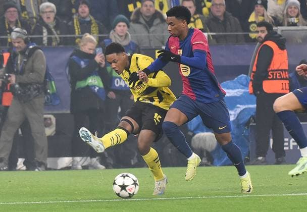 11 12 2024, xhbx, Football UEFA Champions League, Borussia Dortmund FC Barcelona emspor, v l Julien Duranville Borussia Dortmund , Alejandro Balde FC Barcelona DFL DFB REGULATIONS PROHIBIT ANY USE OF PHOTOGRAPHS as IMAGE SEQUENCES and or QUASI VIDEO Dortmund