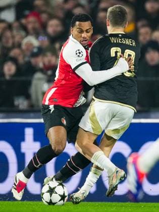 UEFA Champions League: Feyenoord v AC Sparta Praha Rotterdam - Quinten Timber of Feyenoord, Tomas Wiesner of AC Sparta Praha during the sixth round of new format of the Champions League 2024 2025. The match is set between Feyenoord and AC Sparta Praha at Stadion Feijenoord De Kuip on 11 December 2024 in Rotterdam, The Netherlands. Copyright: xTomxBodex