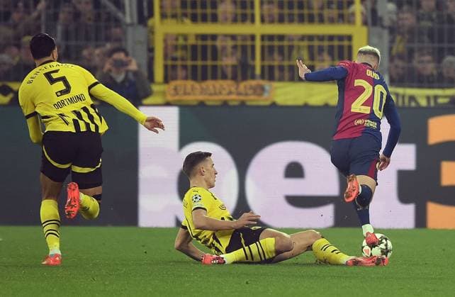 11 12 2024, xhbx, Football UEFA Champions League, Borussia Dortmund FC Barcelona emspor, v l Ramy Bensebaini Borussia Dortmund , Nico Schlotterbeck Borussia Dortmund , Dani Olmo FC Barcelona DFL DFB REGULATIONS PROHIBIT ANY USE OF PHOTOGRAPHS as IMAGE SEQUENCES and or QUASI VIDEO Dortmund