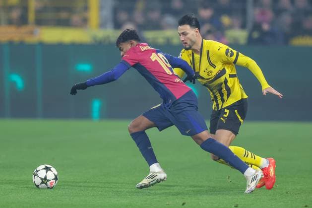 11 12 2024, UEFA Champions League, Borussia Dortmund FC Barcelona, Matchday 8, Signal Iduna Park, Season 2024 2025 Ramy Bensebaini BVB 5 in duel against Lamine Yamal Barca 19 North Rhine-Westphalia Germany