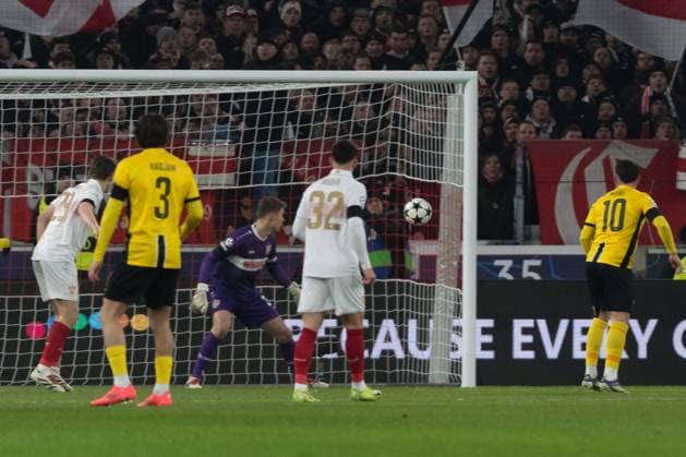 Goal for 0 1 by Lukasz Lakomy BSC Young Boys Bern, 08 , li Alexander Nuebel VfB Stuttgart, 33 GER, VfB Stuttgart vs BSC Young Boys Bern, Football, Men, UEFA Champions League, Matchday 6, Season 2024 2025, 11 12 2024, GER, VfB Stuttgart vs BSC Young Boys Bern, Football, Men, UEFA Champions League, Matchday 6, Season 2024 2025, 11 12 2024 Stuttgart Copyright: xEibner-Pressefoto WolfgangxFrankx EP_WFK