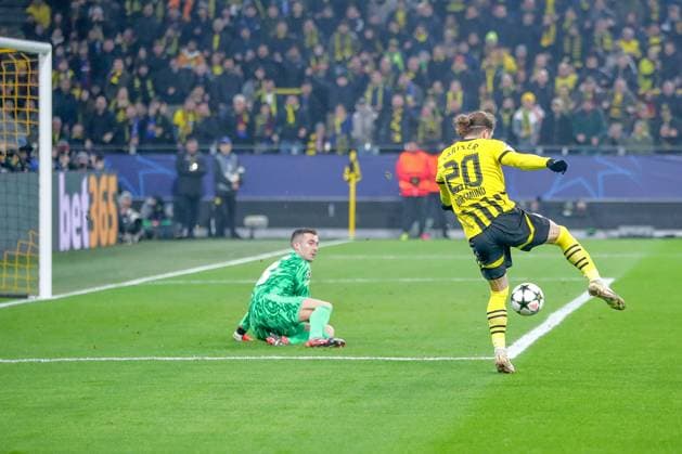 11 12 2024, UEFA Champions League, Borussia Dortmund FC Barcelona, Matchday 8, Signal Iduna Park, 2024 2025 season Marcel Sabitzer BVB 20 fails to beat goalkeeper Inaki Pena Barca 13 North Rhine-Westphalia Germany