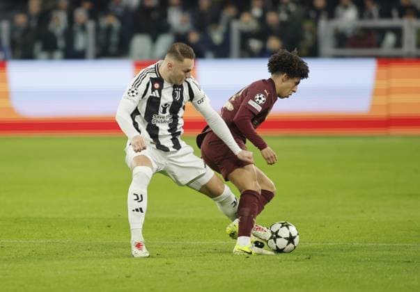 Teun Koopmeiners of Juventus FC and Jack Grealish of Manchester City during the Uefa Champions League 2024 25, football match between Juventus FC and Manchester City, on 11 December 2024, at Allianz Stadium Turin Italy. Photo Nderim Kaceli  Copyright: xNderimxKaceli IPAxSportx xipa-agency.netx xx IPA_52320896 IPA_Agency_IPA52320896