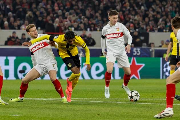 Maximilian Mittelstädt, Mittelstadt VfB Stuttgart, 07 , Alan Virginius BSC Young Boys, 21 and Angelo Stiller VfB Stuttgart, 06 fighting for the ball , Football, UEFA Champions League, Matchday 6, 2024 2025, VfB Stuttgart vs Young Boys Bern, 11 12 2024, Arena Stuttgart, Stuttgart, Germany Stuttgart Arena Stuttgart Baden Württemberg Germany Copyright: xGrantxHubbsx