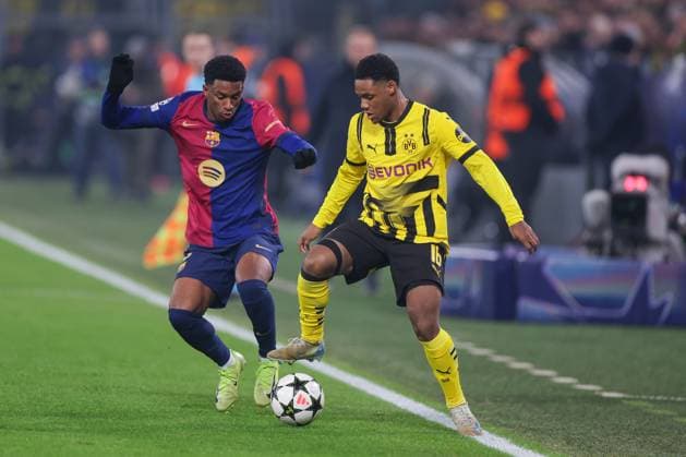 11 12 2024, UEFA Champions League, Matchday 6, Borussia Dortmund FC Barcelona, v l Alejandro Balde FC Barcelona , Julien Duranville Borussia Dortmund , Dortmund Signal Iduna Park NRW Germany xRHR PHOTO DEx Copyright: DennisxEwert RHR-FOTOx RHR-FOTO DE
