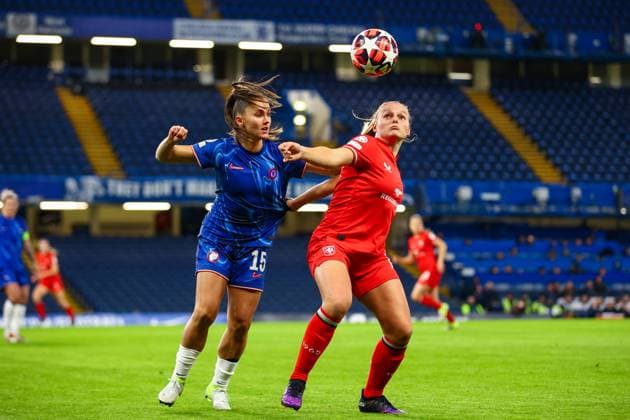 Chelsea Women v FC Twente UEFA Womens Champions League Ãˆve PÃ risset of Chelsea Women and Jaimy Ravensbergen of FC Twente battle for the ball during the UEFA Womens Champions League Group B match at Stamford Bridge, London UK Newspapers OUT Copyright: xChrisxMyattx FIL-21074-0023