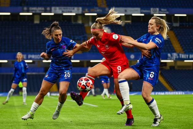 Sport Themen der Woche KW50 Sport Bilder des Tages Chelsea Women v FC Twente UEFA Womens Champions League Ãˆve PÃ risset with Erin Cuthbert of Chelsea Women and Jaimy Ravensbergen of FC Twente battle for the ball during the UEFA Womens Champions League Group B match at Stamford Bridge, London UK Newspapers OUT Copyright: xChrisxMyattx FIL-21074-0024