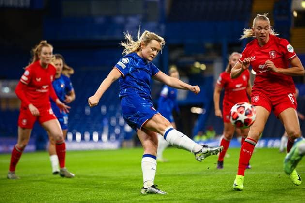 Chelsea Women v FC Twente UEFA Womens Champions League Erin Cuthbert of Chelsea Women clears the ball during the UEFA Womens Champions League Group B match at Stamford Bridge, London UK Newspapers OUT Copyright: xChrisxMyattx FIL-21074-0025