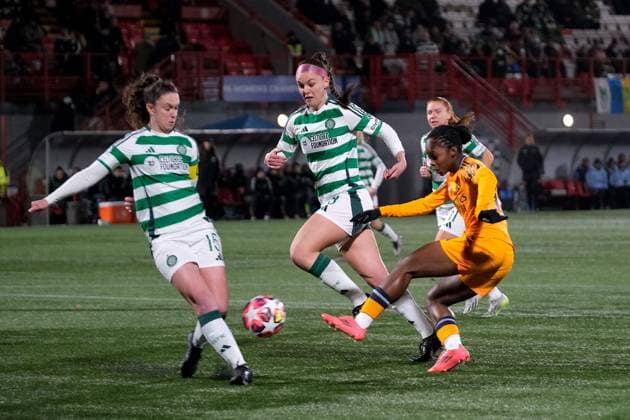 UK: Celtic v Real Madrid, UEFA Women‚Äôs Champions League at New Douglas Park, Hamilton, Scotland on 11 December 2024: Pictured: Kelly Clark (Celtic) blocks a shot from Linda Caicedo (Real Madrid) Hamilton New Douglas Park Scotland Copyright: xAlexxToddx