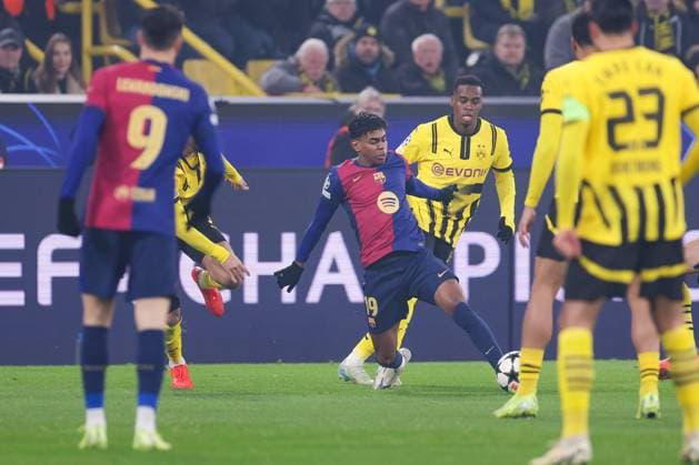 11 12 2024, UEFA Champions League, Matchday 6, Borussia Dortmund FC Barcelona, v l Lamine Yamal FC Barcelona , Jamie Jermaine Gittens Borussia Dortmund , Dortmund Signal Iduna Park NRW Germany xRHR PHOTO DEx Copyright: DennisxEwert RHR-FOTOx RHR-FOTO DE