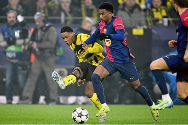 DORTMUND - (l-r) Julien Duranville of Borussia Dortmund, Alejandro Balde of FC Barcelona, Barca during the UEFA Champions league match between Borussia Dortmund and FC Barcelona at Signal Iduna Park on Dec. 11, 2024 in Dortmund, Germany. ANP Hollandse Hoogte UEFA Champions League 2024 25 League phase 6 2024 25 xVIxANPxSportx xGerritxvanxKeulenxIVx 515485110 originalFilename: 515485110.jpg