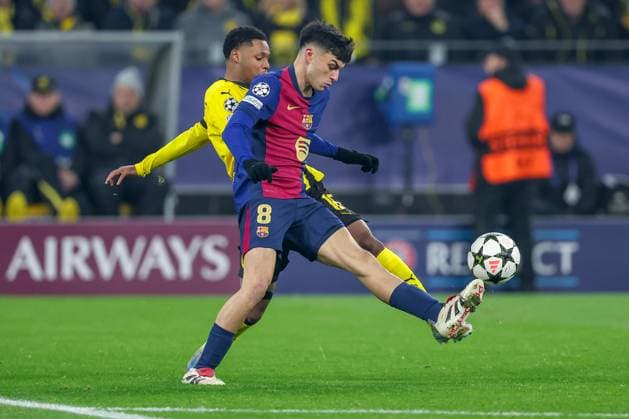 11 12 2024, UEFA Champions League, Borussia Dortmund FC Barcelona, Matchday 8, Signal Iduna Park, Season 2024 2025 Julien Duranville BVB 16 vs Pedri Barca 8 in duel North Rhine-Westphalia Germany