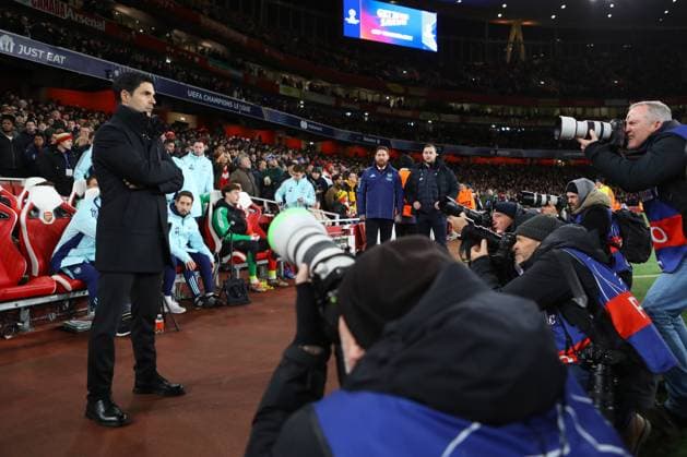 Arsenal gegen Monaco 11. Dezember 2024, London UEFA Champions League Arsenal gegen Monaco Fotografen zeigen auf Arsenal-Trainer Mikel Arteta Foto Jacques Feeney Abseits London UK  Copyright: xJacquesxFeeneyx xOffsidexOffside