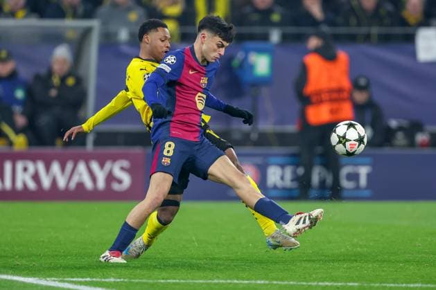 11 12 2024, UEFA Champions League, Borussia Dortmund FC Barcelona, Matchday 8, Signal Iduna Park, Season 2024 2025 Julien Duranville BVB 16 vs Pedri Barca 8 in duel North Rhine-Westphalia Germany