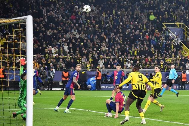 11 12 2024, xhbx, Football UEFA Champions League, Borussia Dortmund FC Barcelona emspor, v l Marcel Sabitzer Borussia Dortmund about the goal DFL DFB REGULATIONS PROHIBIT ANY USE OF PHOTOGRAPHS as IMAGE SEQUENCES and or QUASI VIDEO Dortmund