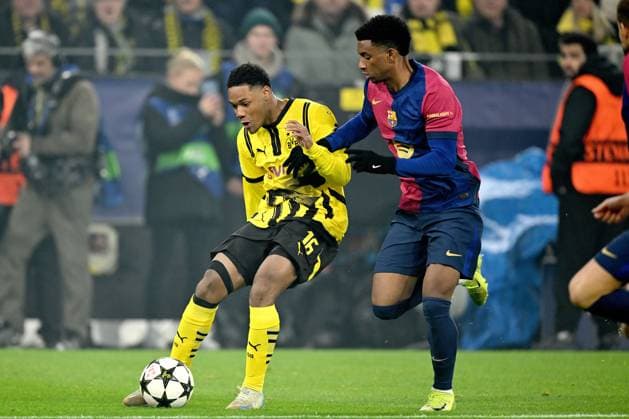 DORTMUND - (l-r) Julien Duranville of Borussia Dortmund, Alejandro Balde of FC Barcelona, Barca during the UEFA Champions league match between Borussia Dortmund and FC Barcelona at Signal Iduna Park on Dec. 11, 2024 in Dortmund, Germany. ANP Hollandse Hoogte UEFA Champions League 2024 25 League phase 6 2024 25 xVIxANPxSportx xGerritxvanxKeulenxIVx 515485292 originalFilename: 515485292.jpg