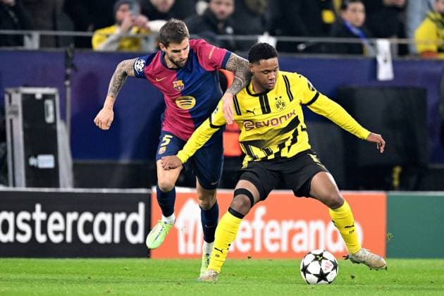 DORTMUND - (l-r) Inigo Martinez of FC Barcelona, Barca Julien Duranville of Borussia Dortmund during the UEFA Champions league match between Borussia Dortmund and FC Barcelona at the Signal Iduna Park on Dec. 11, 2024 in Dortmund, Germany. ANP Hollandse Hoogte UEFA Champions League 2024 25 League phase 6 2024 25 xVIxANPxSportx xGerritxvanxKeulenxIVx 515485626 originalFilename: 515485626.jpg