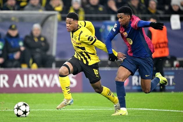 DORTMUND - (l-r) Julien Duranville of Borussia Dortmund, Alejandro Balde of FC Barcelona, Barca during the UEFA Champions league match between Borussia Dortmund and FC Barcelona at Signal Iduna Park on Dec. 11, 2024 in Dortmund, Germany. ANP Hollandse Hoogte UEFA Champions League 2024 25 League phase 6 2024 25 xVIxANPxSportx xGerritxvanxKeulenxIVx 515485640 originalFilename: 515485640.jpg
