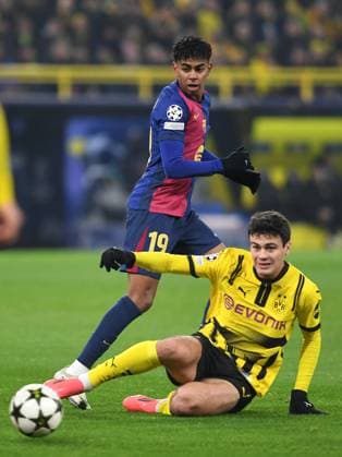 persons in a duel during the UEFA Champions League 2024 25 League Phase 6 match between Borussia Dortmund and FC Barcelona, SIGNAL IDUNA PARK on December 11, 2024 in Dortmund, Germany, Germany Photo by Ralf Treese DeFodi Images Lamine Yamal FC Barcelona and Giovanni Reyna Borussia Dortmund battle for the ball during the UEFA Champions League 2024 25 League Phase MD6 match between Borussia Dortmund and FC Barcelona at Signal Iduna Park on December 11, 2024 in Dortmund, Germany Defodi 521 BVBFCB20241211 004 Defodi-521