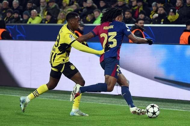 11 12 2024, xhbx, Football UEFA Champions League, Borussia Dortmund FC Barcelona emspor, v l Jamie Gittens Borussia Dortmund , Jules Kounde FC Barcelona DFL DFB REGULATIONS PROHIBIT ANY USE OF PHOTOGRAPHS as IMAGE SEQUENCES and or QUASI VIDEO Dortmund