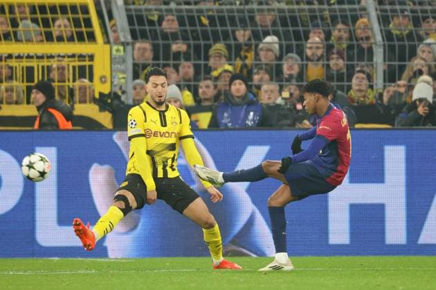 Ramy Bensebaini Borussia Dortmund, 5 Lamine Yamal FC Barcelona, 19 GER, Borussia Dortmund vs FC Barcelona, Football, Champions League, Matchday 6, Season 2024 2025, 11 12 2024 DFL REGULATIONS PROHIBIT ANY USE OF PHOTOGRAPHS AS IMAGE SEQUENCES AND OR QUASI VIDEO GER, Borussia Dortmund vs FC Barcelona, Football, Champions League, Matchday 6, Season 2024 2025, 11 12 2024 Dortmund Copyright: xEibner-Pressefoto FrankxZeisingx EP_FZG
