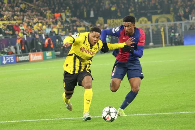 duel between Julien Duranville Borussia Dortmund, 16 and Alejandro Balde FC Barcelona, 3 GER, Borussia Dortmund vs FC Barcelona, Football, Champions League, Matchday 6, Season 2024 2025, 11 12 2024 DFL REGULATES PROHIBIT ANY USE OF PHOTOGRAPHS AS IMAGE SEQUENCES AND OR QUASI VIDEO GER, Borussia Dortmund vs FC Barcelona, Football, Champions League, Matchday 6, Season 2024 2025, 11 12 2024 Dortmund Copyright: xEibner-Pressefoto FrankxZeisingx EP_FZG