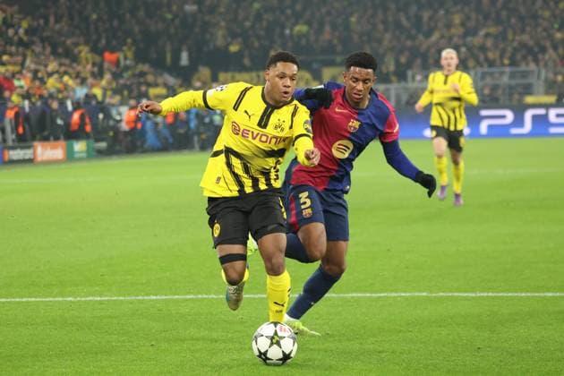 duel between Julien Duranville Borussia Dortmund, 16 and Alejandro Balde FC Barcelona, 3 GER, Borussia Dortmund vs FC Barcelona, Football, Champions League, Matchday 6, Season 2024 2025, 11 12 2024 DFL REGULATES PROHIBIT ANY USE OF PHOTOGRAPHS AS IMAGE SEQUENCES AND OR QUASI VIDEO GER, Borussia Dortmund vs FC Barcelona, Football, Champions League, Matchday 6, Season 2024 2025, 11 12 2024 Dortmund Copyright: xEibner-Pressefoto FrankxZeisingx EP_FZG