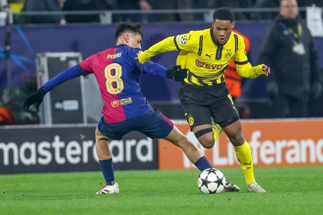 11 12 2024, UEFA Champions League, Borussia Dortmund FC Barcelona, Matchday 8, Signal Iduna Park, Season 2024 2025 Pedri Barca 8 in duel against Julien Duranville BVB 16 North Rhine-Westphalia Germany