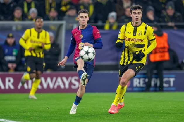11 12 2024, UEFA Champions League, Borussia Dortmund FC Barcelona, Matchday 8, Signal Iduna Park, Season 2024 2025 Marc Casado Barca 17 vs Giovanni Reyna BVB 7 North Rhine-Westphalia Germany