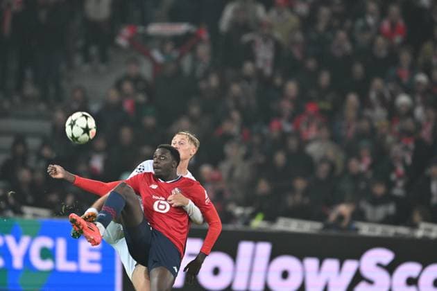 SOCCER - UEFA CL, Lille vs Sturm LILLE,FRANCE,11.DEC.24 - SOCCER - UEFA Champions League, OSC Lille vs SK Sturm Graz. Image shows Mohamed Bayo (Lille) and Niklas Geyrhofer (Sturm).  GEPAxpictures xAvnixRetkoceri