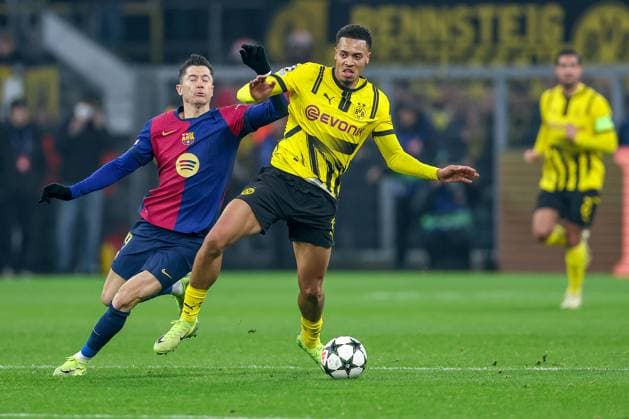 11 12 2024, UEFA Champions League, Borussia Dortmund FC Barcelona, Matchday 8, Signal Iduna Park, 2024 2025 season Felix Nmecha BVB 8 in a duel against Robert Lewandowski Barca 9 North Rhine-Westphalia Germany