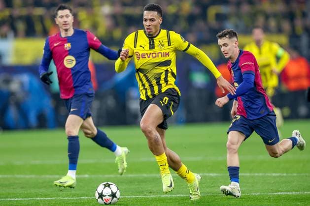 11 12 2024, UEFA Champions League, Borussia Dortmund FC Barcelona, Matchday 8, Signal Iduna Park, 2024 2025 season Felix Nmecha BVB 8 in a duel against Robert Lewandowski Barca 9 North Rhine-Westphalia Germany