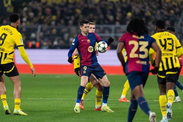 GER, Champions League, Borussia Dortmund vs FC Barcelona 11 12 2024, SIgnal Iduna Park, Dortmund, GER, Champions League, Borussia Dortmund vs FC Barcelona In the picture duel between Robert Lewandowski FC Barcelona, 9 and Nico Schlotterbeck Borussia Dortmund, 4 nordphotoxGmbHxx xChristianxSchulze nph000300