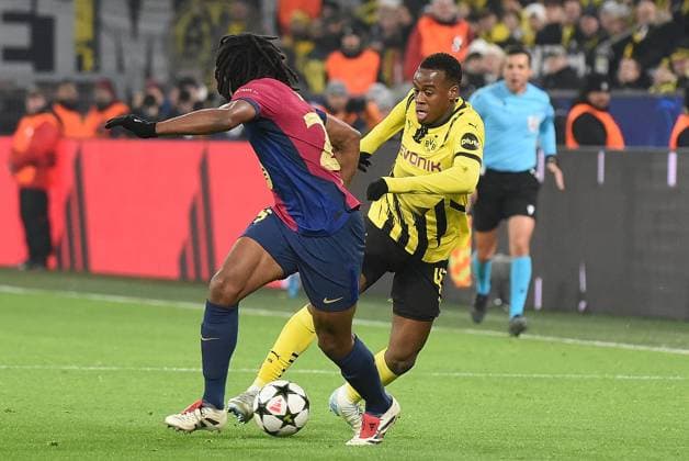 11 12 2024, xhbx, Football UEFA Champions League, Borussia Dortmund FC Barcelona emspor, v l Jules Kounde FC Barcelona , Jamie Gittens Borussia Dortmund DFL DFB REGULATIONS PROHIBIT ANY USE OF PHOTOGRAPHS as IMAGE SEQUENCES and or QUASI VIDEO Dortmund