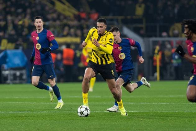 GER, Champions League, Borussia Dortmund vs FC Barcelona, Barca 11.12.2024, SIgnal Iduna Park, Dortmund, GER, Champions League, Borussia Dortmund vs FC Barcelona Im Bild: Felix Nmecha (Borussia Dortmund, 8) Einzelaktion; Ganzkörper Ganzkoerper ; Ball am Fuss; Im Hintergrund Robert Lewandowski (FC Barcelona, 9) nordphotoxGmbHxx xChristianxSchulze nph000300