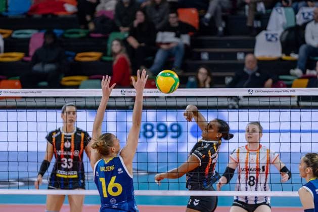 VOLLEY - Champions League Women - Savino del Bene Scandicci vs Allianz MTV Stuttgart Morrissette Breland (Allianz Mtv Stuttgart) vs Indy Baijens (Savino Del Bene Scandicci) during Savino del Bene Scandicci vs Allianz MTV Stuttgart, CEV Champions League Women volleyball match in Firenze , Italy, December 11 2024 Firenze Italy  Copyright: xIPAxSport ABACAx
