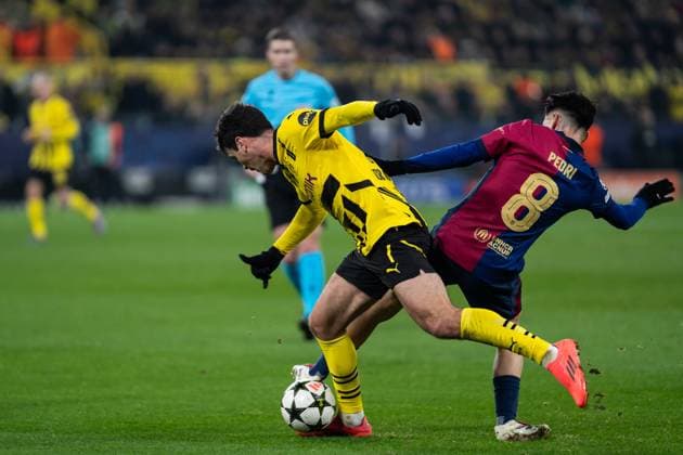GER, Champions League, Borussia Dortmund vs FC Barcelona 11 12 2024, SIgnal Iduna Park, Dortmund, GER, Champions League, Borussia Dortmund vs FC Barcelona In the picture duel between Giovanni Reyna Borussia Dortmund, 7 and Pedri FC Barcelona, 8 nordphotoxGmbHxx xChristianxSchulze nph000300