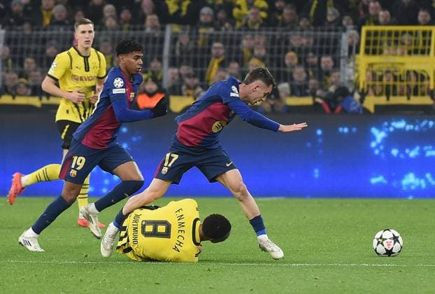 11 12 2024, xhbx, Football UEFA Champions League, Borussia Dortmund FC Barcelona emspor, v l Felix Nmecha Borussia Dortmund , Marc Casado FC Barcelona DFL DFB REGULATIONS PROHIBIT ANY USE OF PHOTOGRAPHS as IMAGE SEQUENCES and or QUASI VIDEO Dortmund