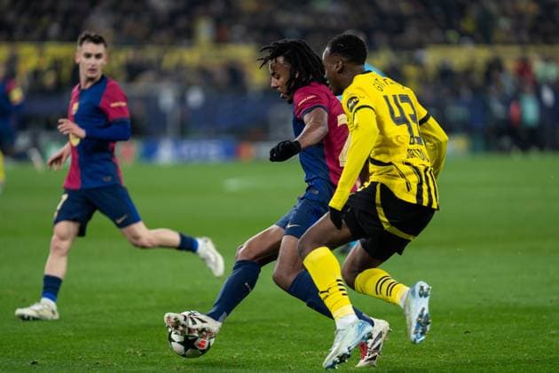 GER, Champions League, Borussia Dortmund vs FC Barcelona 11 12 2024, SIgnal Iduna Park, Dortmund, GER, Champions League, Borussia Dortmund vs FC Barcelona In the picture duel between Jules KoundÃ Kounde FC Barcelona, 23 and Jamie Bynoe Gittens Borussia Dortmund, 43 nordphotoxGmbHxx xChristianxSchulze nph000300